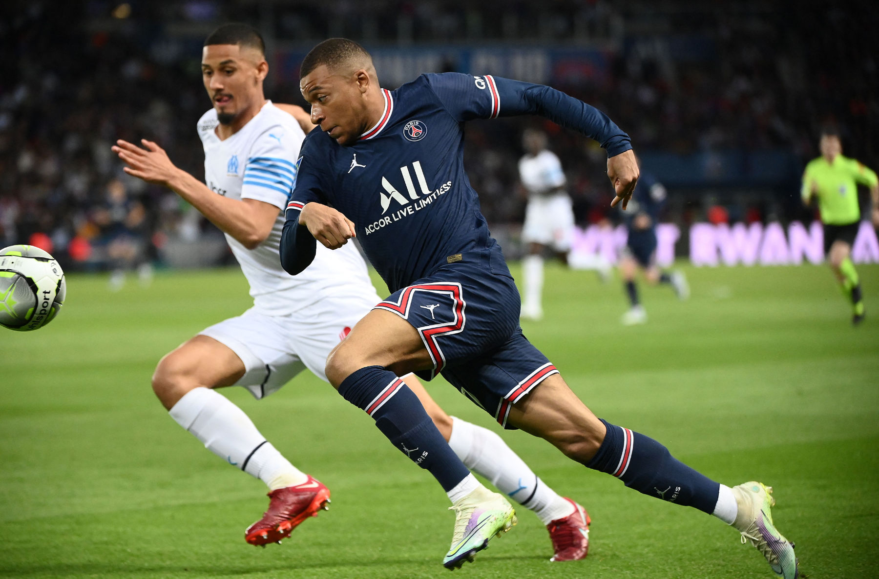 Kylian Mbappe là cầu thủ đã lập cú đúp trong chiến thắng của PSG trước Marseille