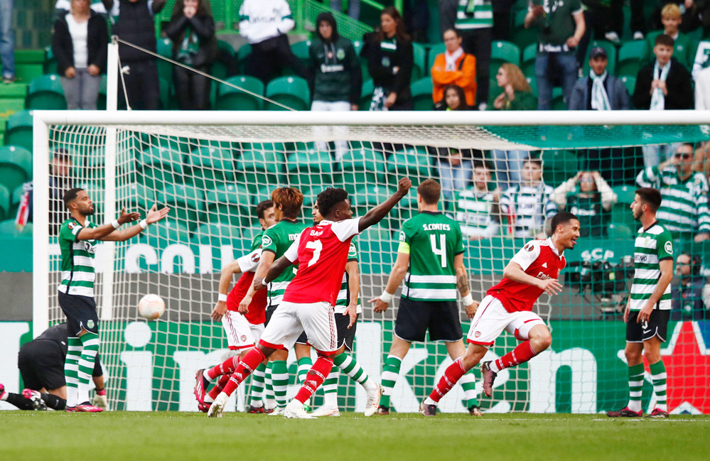 Arsenal đã may mắn thoát thua nhờ bàn phản lưới của Sporting ở phút 62
