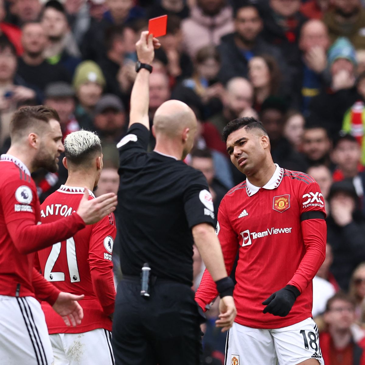 Casemiro nhận thẻ đỏ ở phút 33 khiến các CĐV trên sân Old Trafford phải nóng mắt