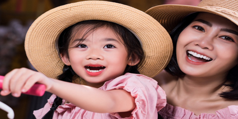 Trong ngày giỗ 3 năm, con gái Mai Phương đã đến chùa dâng hoa và thắp nhang Trong ngày giỗ 3 năm, con gái Mai Phương đã đến chùa dâng hoa và thắp nhang