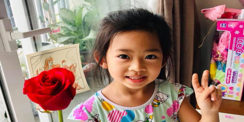 Con gái Mai Phương, được bảo trợ học bổng và sống trong tình yêu thương của mọi người Con gái Mai Phương, được bảo trợ học bổng và sống trong tình yêu thương của mọi người