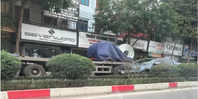 Cuộn thép rơi xuống đường, người phụ nữ thoát nạn trong gang tấc Cuộn thép rơi xuống đường, người phụ nữ thoát nạn trong gang tấc