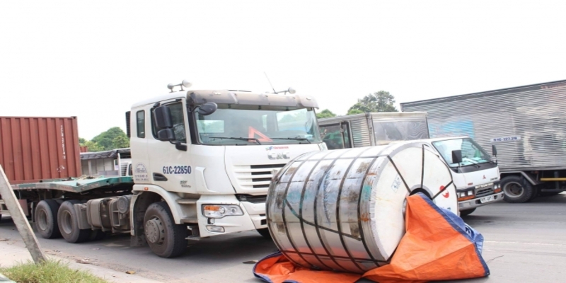 Cuộn thép rơi xuống đường đè nát ô tô, lái xe bị xử phạt ra sao Cuộn thép rơi xuống đường đè nát ô tô, lái xe bị xử phạt ra sao