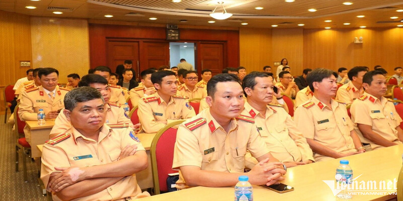 Cục cảnh sát giao thông hỗ trợ thêm 100 chiến sĩ tham gia đăng kiểm Cục cảnh sát giao thông hỗ trợ thêm 100 chiến sĩ tham gia đăng kiểm
