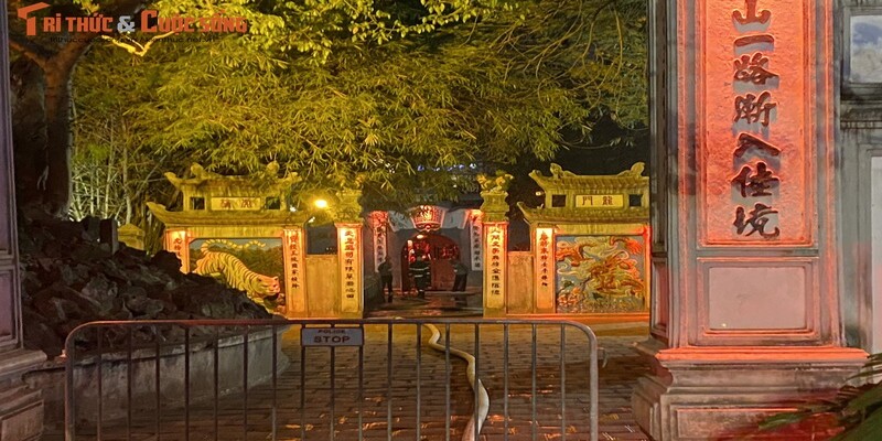 Cháy lớn gần cầu Thê Húc, khu vực di tích đền Ngọc Sơn Cháy lớn gần cầu Thê Húc, khu vực di tích đền Ngọc Sơn