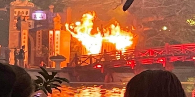 Cháy lớn tại Hà Nội, gần đền Ngọc Sơn khiến nhiều người hoảng sợ tháo chạy Cháy lớn tại Hà Nội, gần đền Ngọc Sơn khiến nhiều người hoảng sợ tháo chạy
