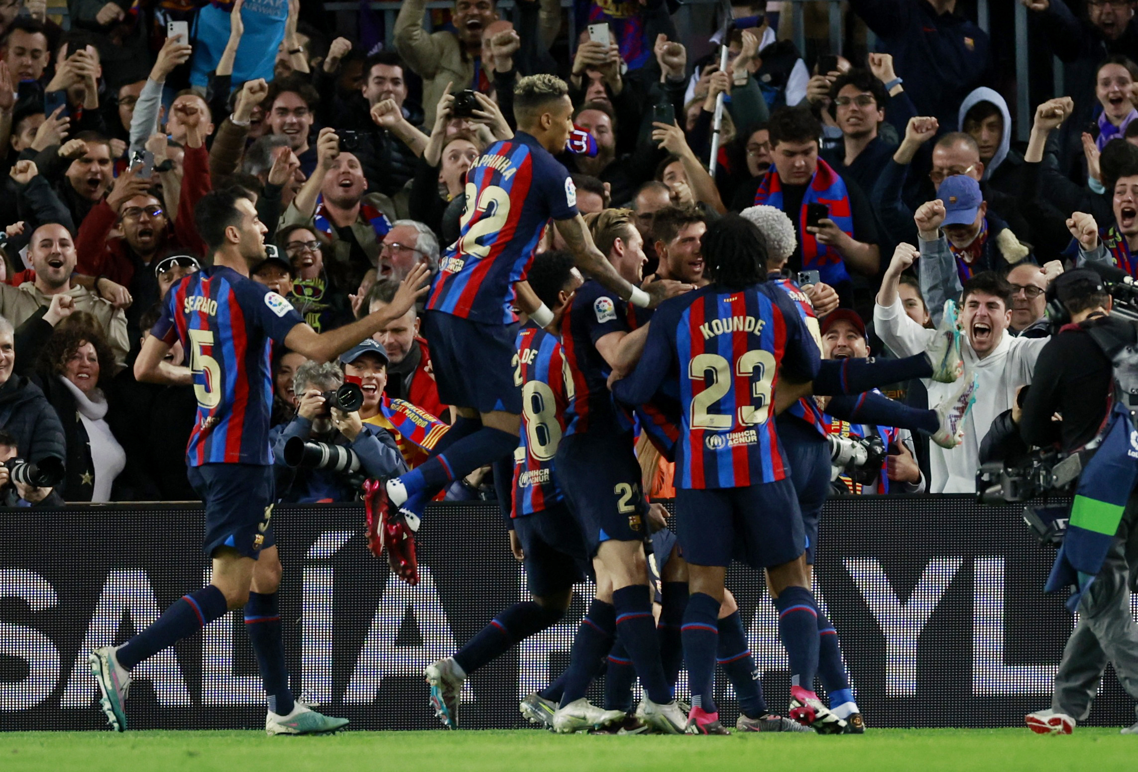 Bỏ xa Real Madrid tới 12 điểm trên BXH, FC Barcelona gần như nắm chắc chức vô địch La Liga năm nay