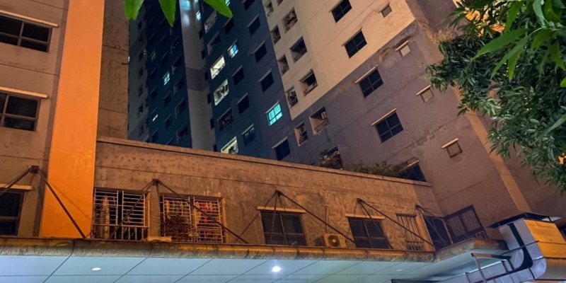 Trong đó còn có sự xuất hiện của người bố đang ngồi bấm điện thoại Trong đó còn có sự xuất hiện của người bố đang ngồi bấm điện thoại