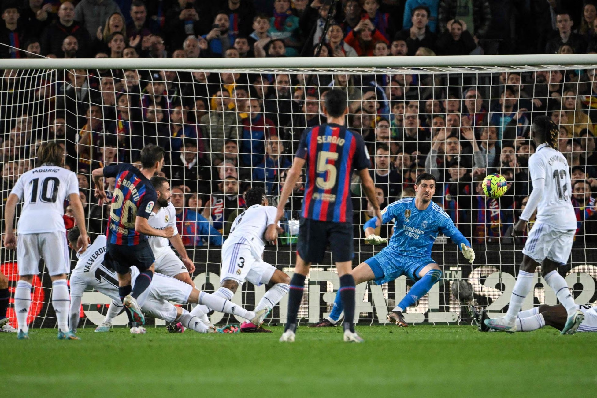 ĐKVĐ La Liga và Champions League cũng đã khuất phục trước Barca ở El Clasico