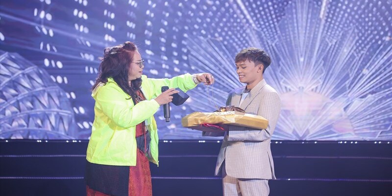 Hồ Văn Cường bị chê và đánh giá thấp khi trình diễn ca khúc: Con đường xưa em đi Hồ Văn Cường bị chê và đánh giá thấp khi trình diễn ca khúc: Con đường xưa em đi