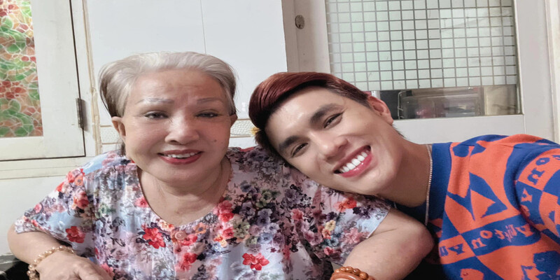 Nghệ Sĩ Hồng Nga bị streamer giả làm nhà báo quay phim Nghệ Sĩ Hồng Nga bị streamer giả làm nhà báo quay phim