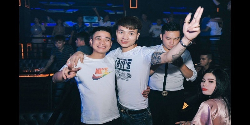 Có nhiều bạn tuổi teen xem anh tung hô anh như một thần tượng Có nhiều bạn tuổi teen xem anh tung hô anh như một thần tượng