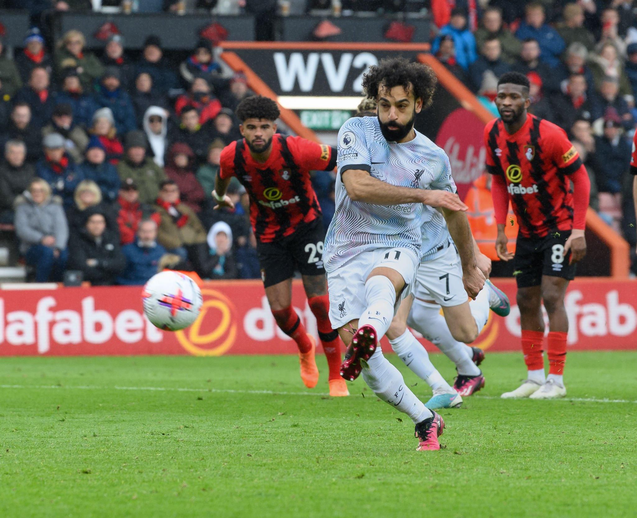 Mohamed Salah bị chỉ trích vì tranh đá phạt đền nhưng sút hỏng