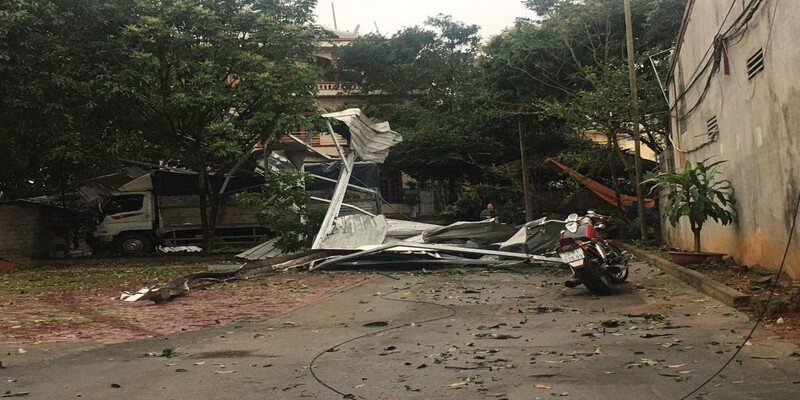 Lốc xoáy ở Yên Bái gây thiệt hại, làm 46 nhà dân tốc mái, bị sập, đổ Lốc xoáy ở Yên Bái gây thiệt hại, làm 46 nhà dân tốc mái, bị sập, đổ
