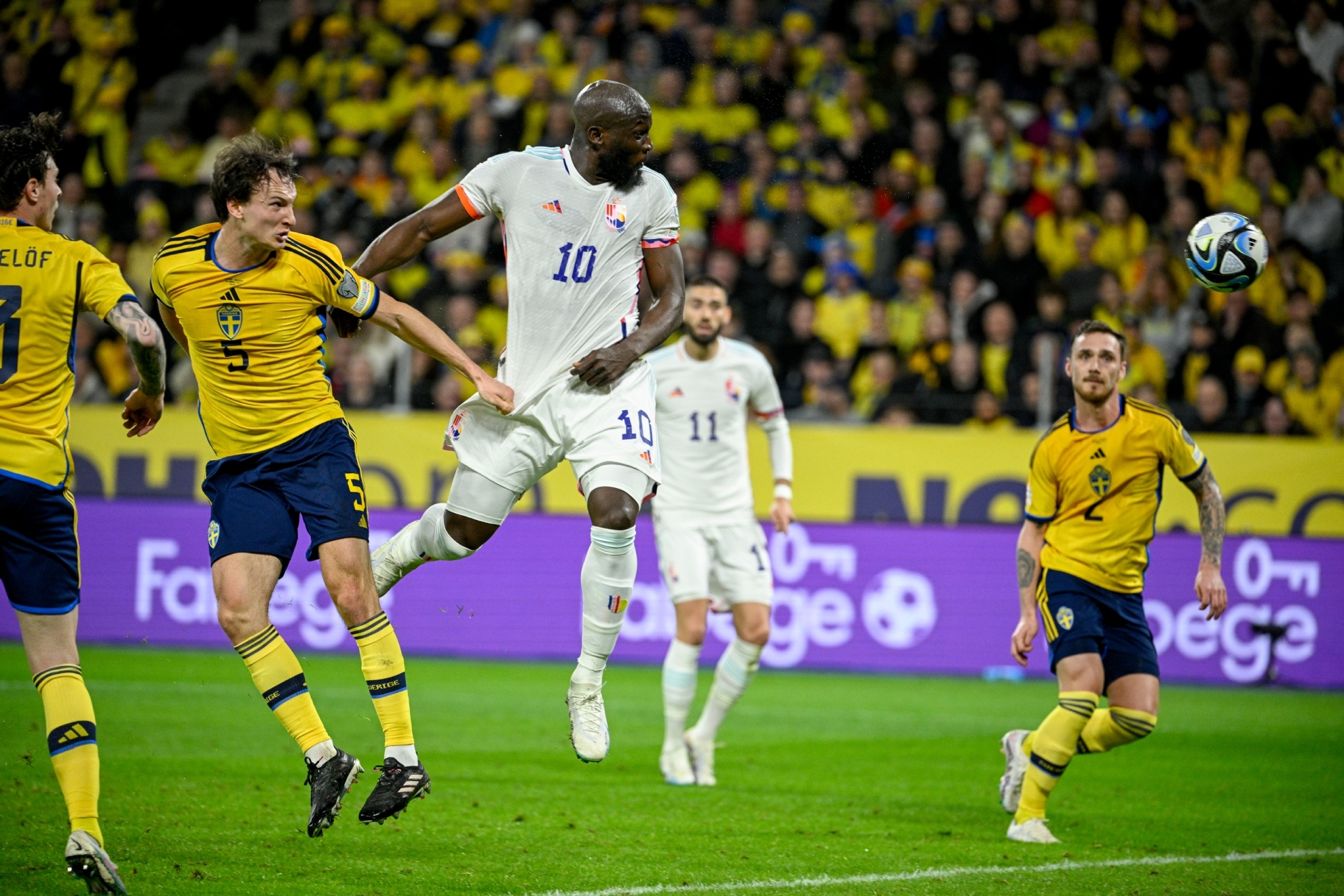 Hat-trick của Lukaku đã làm lu mờ dấu mốc của Ibrahimovic