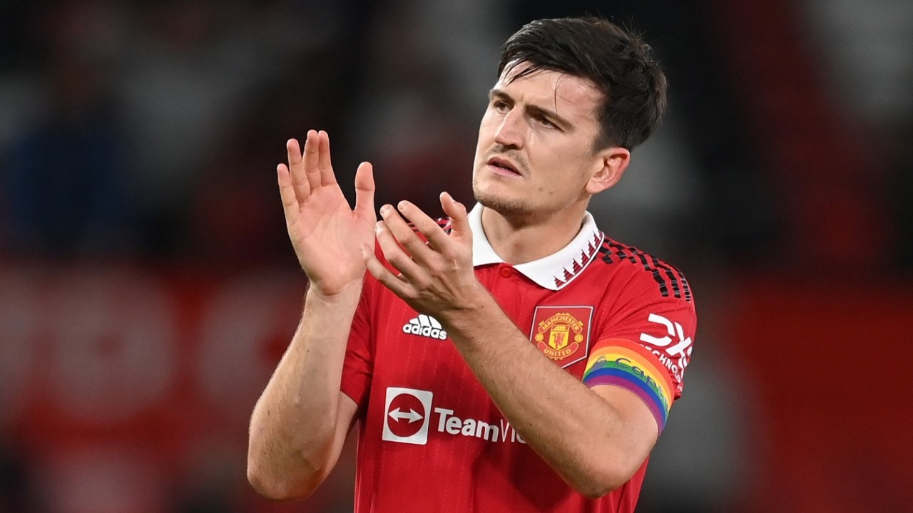 Harry Maguire chỉ còn là đội trưởng ở Manchester United trên giấy tờ