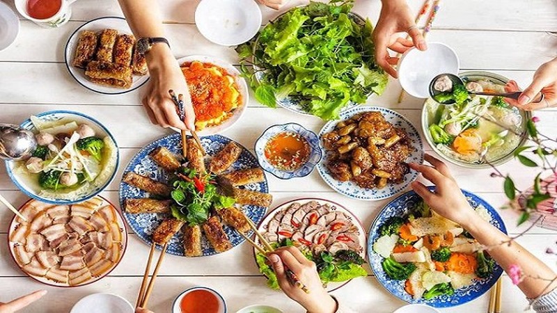 Giải mã ý nghĩa mơ thấy ăn cơm