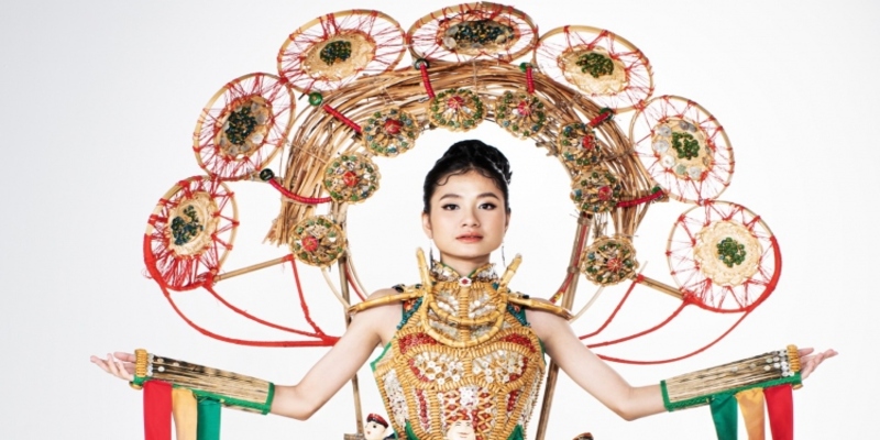 Nhà thiết kế giải thích ý nghĩa trang phục Nhà thiết kế giải thích ý nghĩa trang phục
