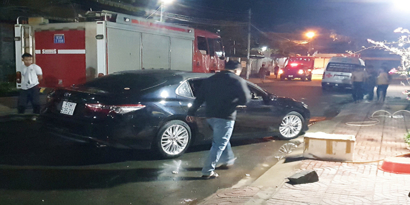 Nổ ô tô Camry, bốc cháy bên trong, tài xế bất động trên ghế lái Nổ ô tô Camry, bốc cháy bên trong, tài xế bất động trên ghế lái