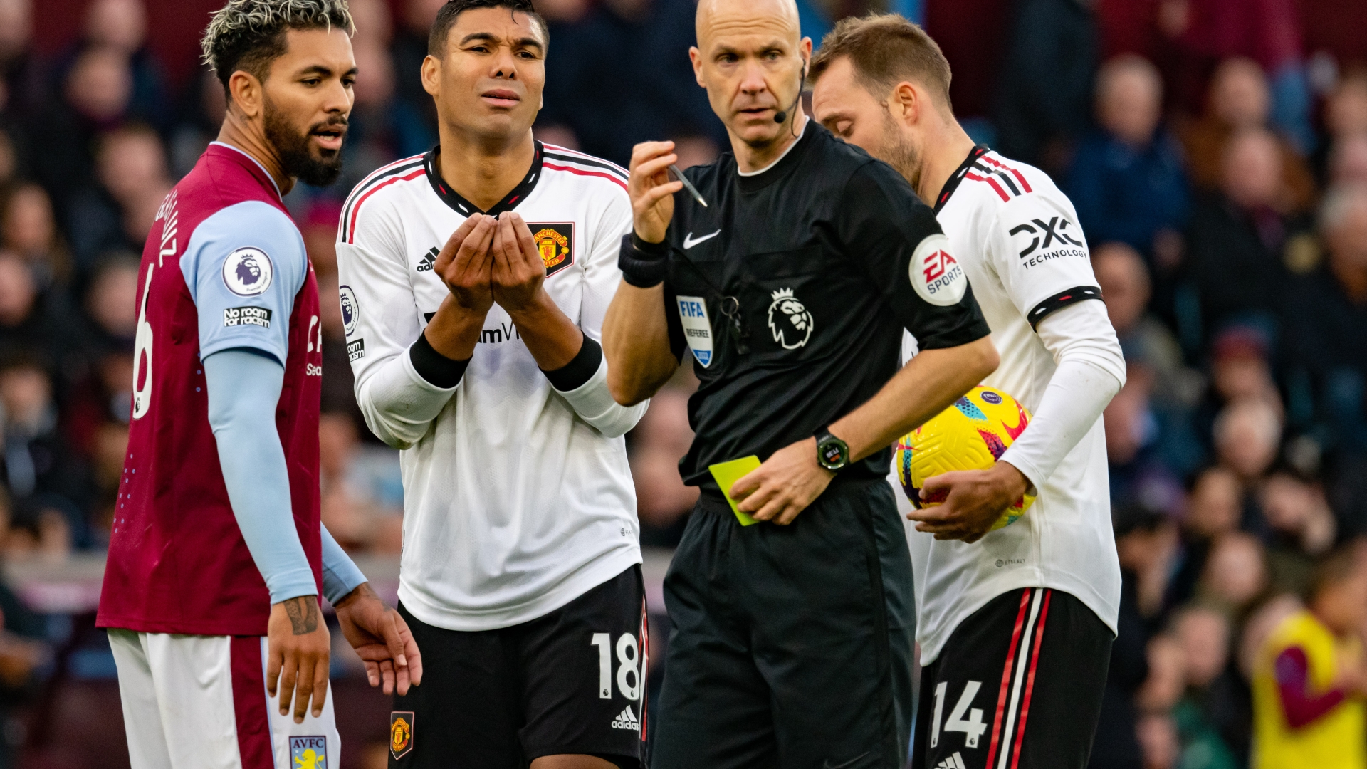 Anthony Taylor đã bị PGMOL xử phạt sau khi có những sai lầm nghiêm trọng trong trận thua của Quỷ đỏ trước Aston Villa