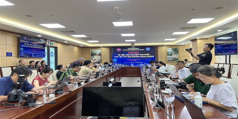 Triệu tập môi giới vụ tiếp viên vận chuyển ma túy về Việt Nam từ Pháp Triệu tập môi giới vụ tiếp viên vận chuyển ma túy về Việt Nam từ Pháp