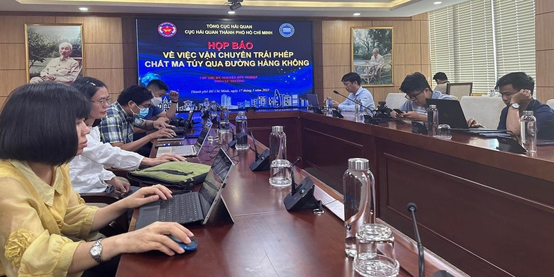 Khám xét nơi ở của 4 nữ tiếp viên Vietnam Airlines, không phát hiện ma túy Khám xét nơi ở của 4 nữ tiếp viên Vietnam Airlines, không phát hiện ma túy