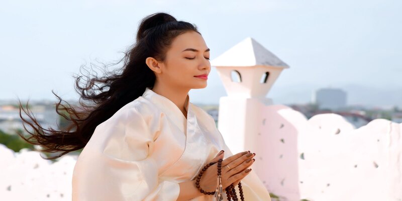 Sau tất cả biến cô, Tinna Tình quyết định tu tại gia, không cạo đầu Sau tất cả biến cô, Tinna Tình quyết định tu tại gia, không cạo đầu