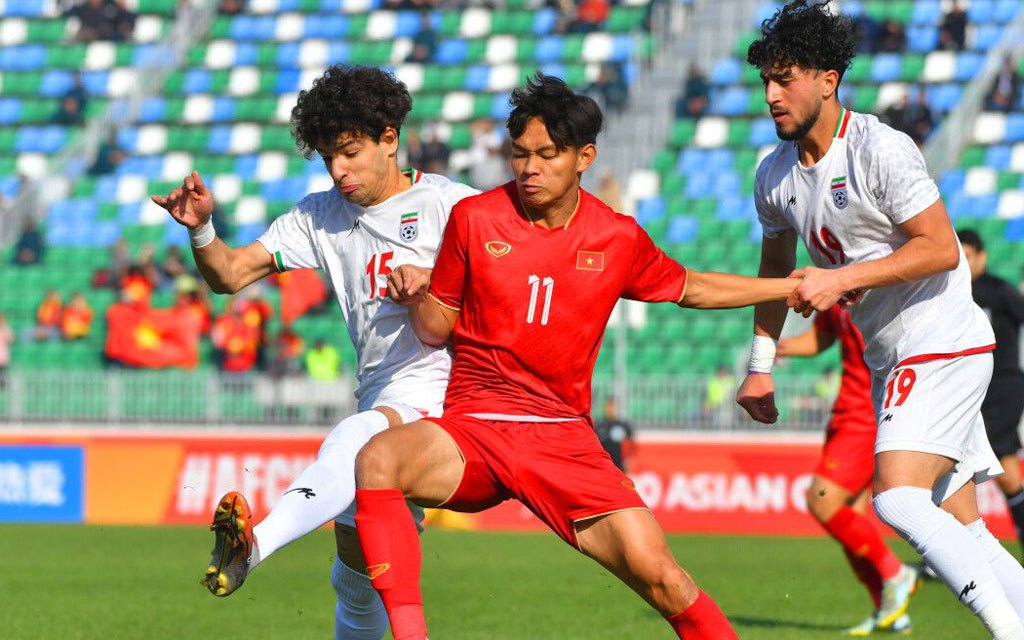 Nhiều CĐV đã tỏ ra bức xúc trên trang Fanpage của Asian Cup vì những quyết định của trọng tài người Tây Á trong trận U20 Việt Nam vs U20 Iran