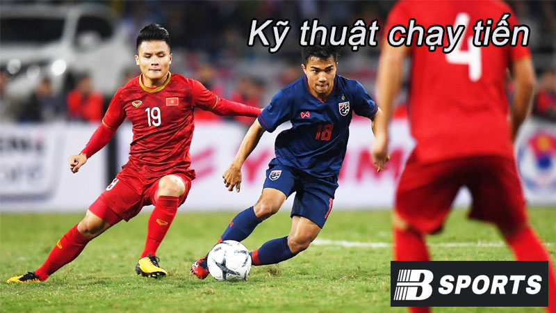 Kỹ thuật chạy tiến là một trong những cách chạy chỗ trong bóng đá Kỹ thuật chạy tiến là một trong những cách chạy chỗ trong bóng đá